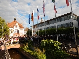 Bild: Altes und Neues Rathaus mit Flaggen